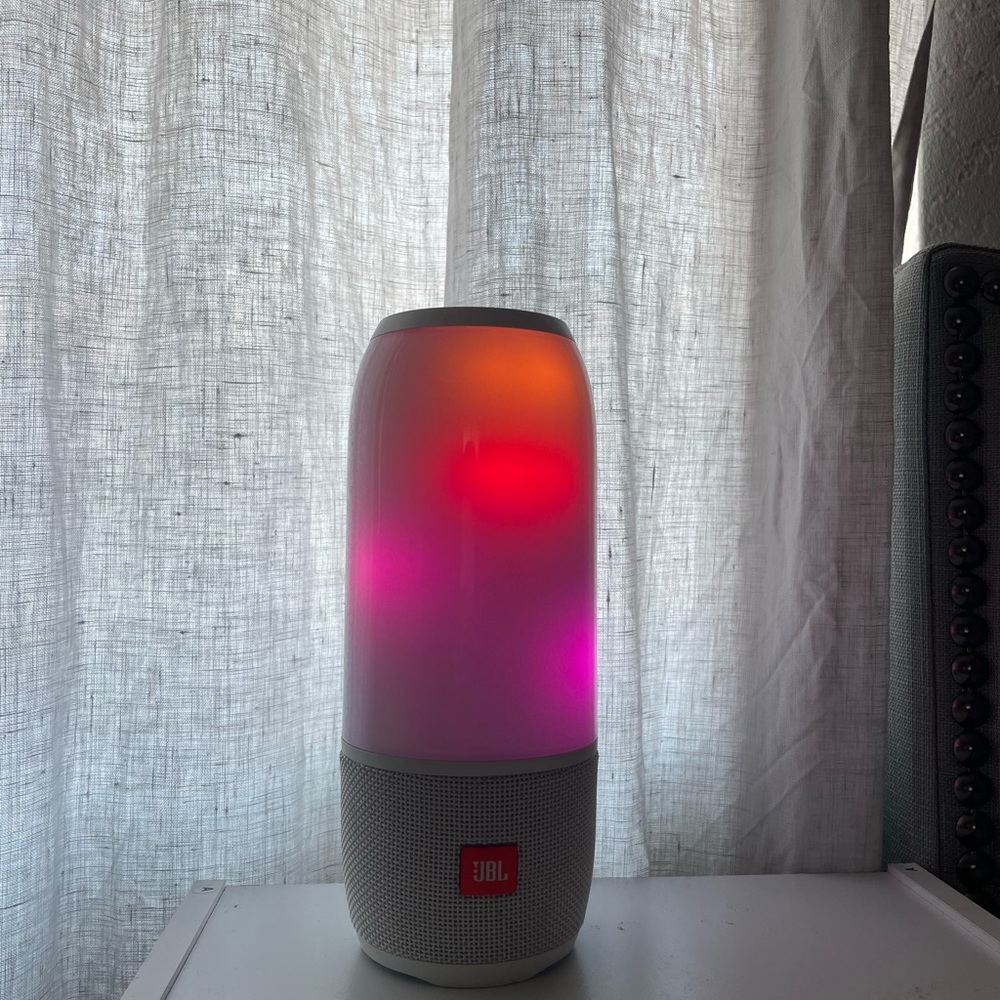 JBL White pulse 3 bluetooth speaker